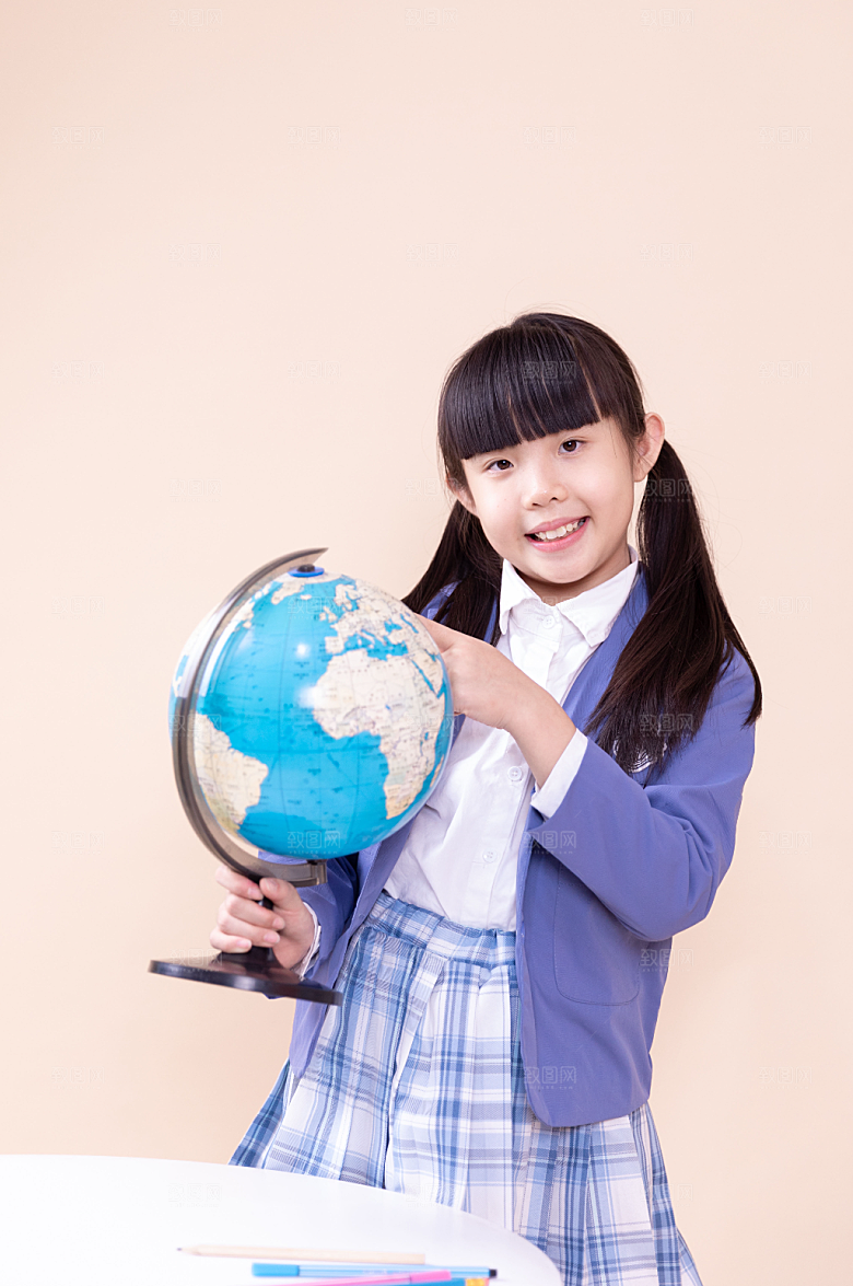 清新地球仪小女孩小学生高清摄影图