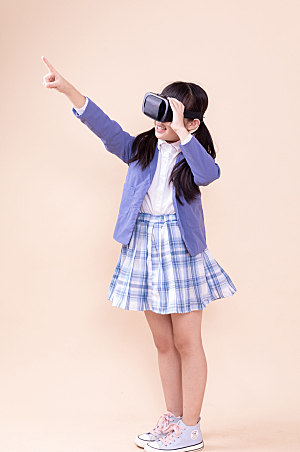 戴VR眼镜的小学生小女孩创意摄影图