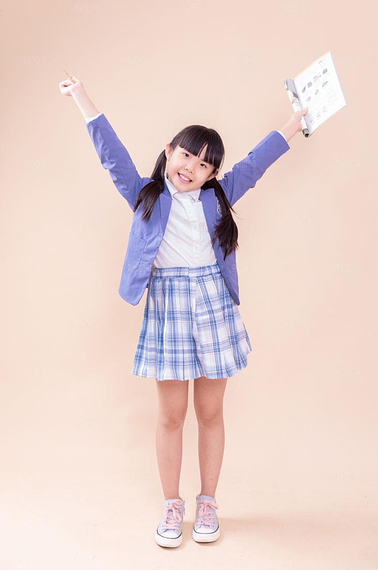 拿书小女孩身创意小学生摄影图