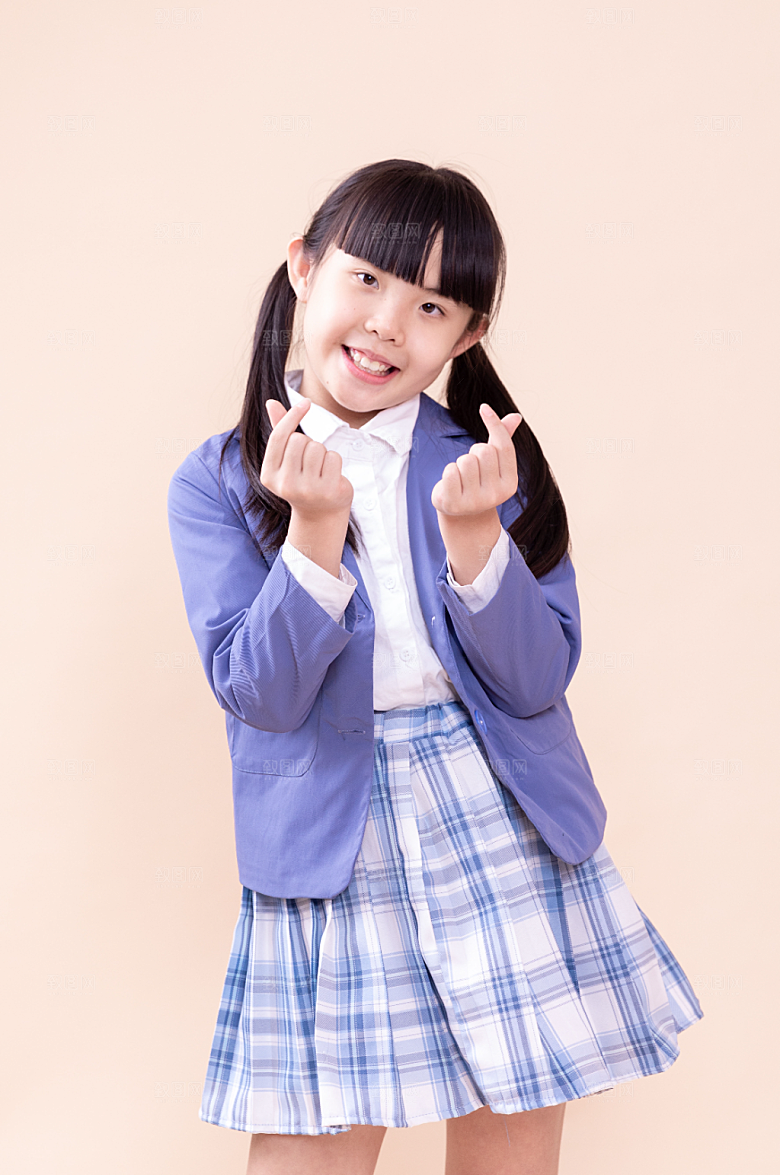 比心的小学生小女孩创意摄影图