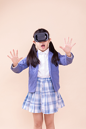 惊讶VR眼镜学生小女孩高清摄影图