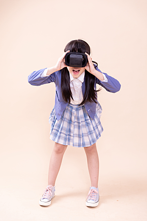 粉色VR眼镜学生小女孩高清摄影图
