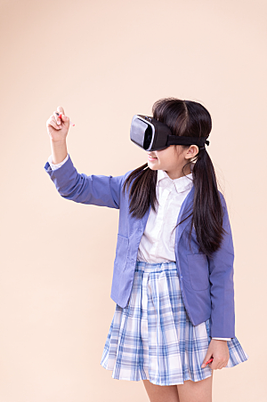 原创VR眼镜学生小女孩高清摄影图