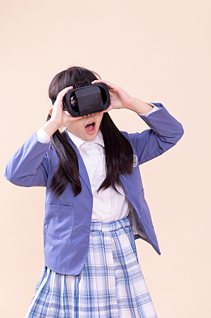 戴VR眼镜的小女孩简约摄影图