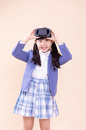 校服VR眼镜小女孩可爱小学生摄影图