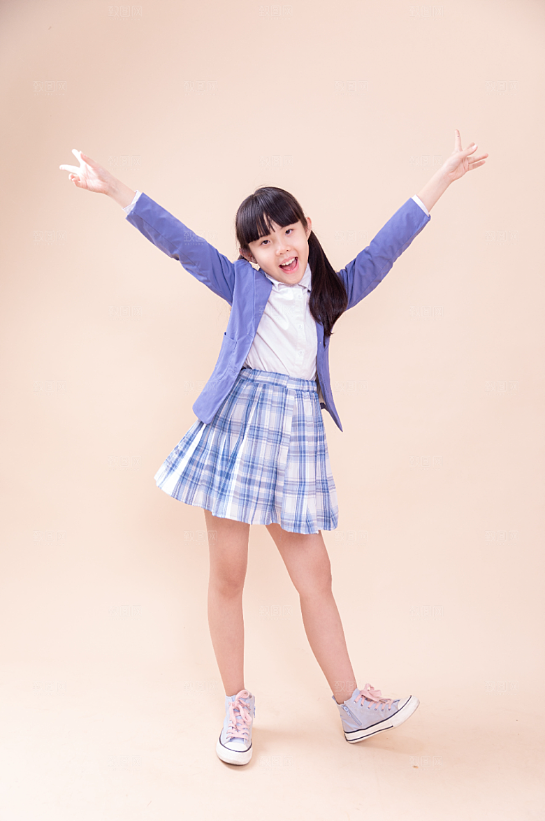 开心女孩身着校服小学生摄影图