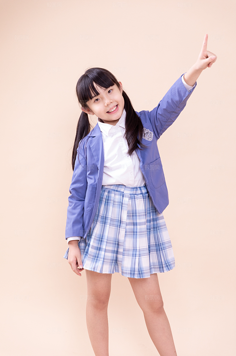 甜美身着学生装的可爱小学生摄影图