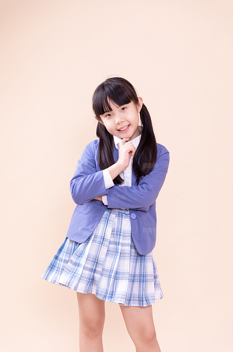 拿水彩笔女孩校服小学生摄影图