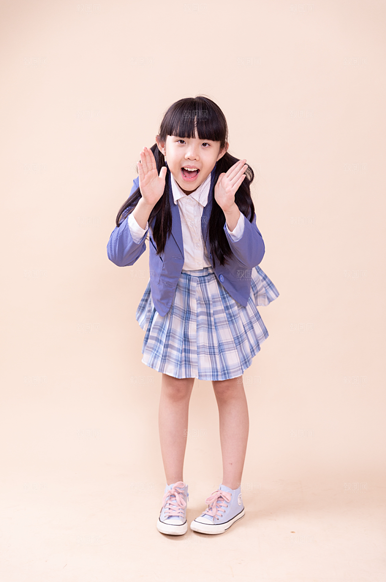 校服短裙女孩可爱小学生高清摄影图