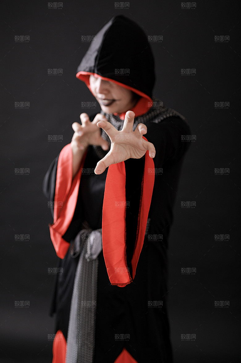 黑色魔爪万圣节女巫人物大气摄影图