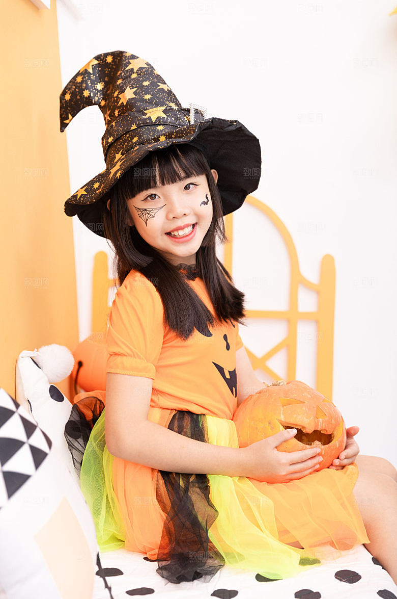 搞怪万圣节捣乱小女孩摄影图