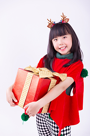高端圣诞小女孩抱礼物摄影图