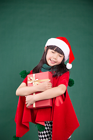 淡雅抱着礼物盒的圣诞小女孩时尚摄影图