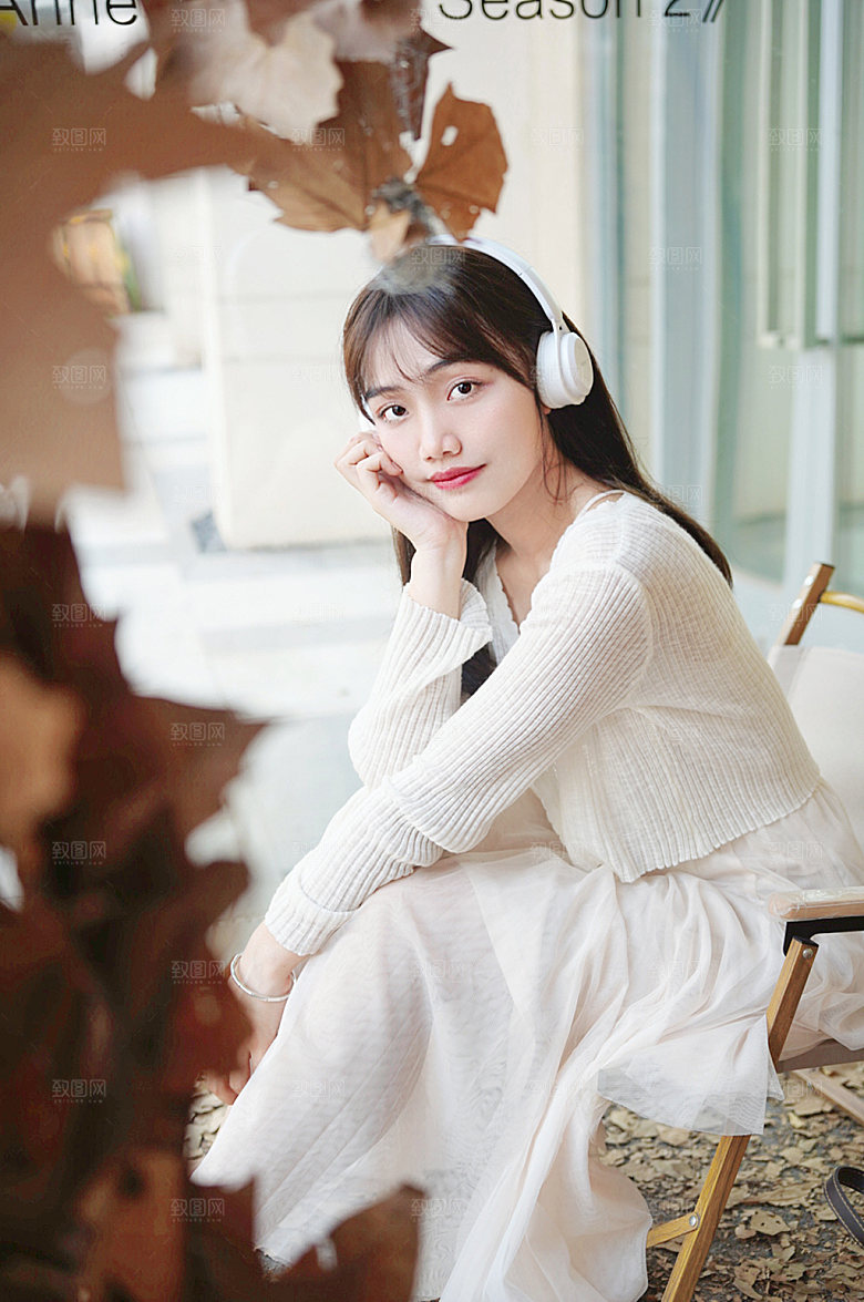简洁秋季露营听音乐温馨摄影图