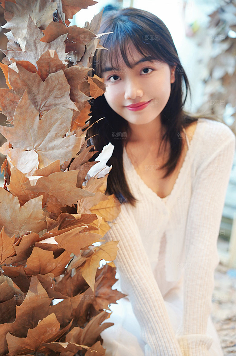 唯美秋季落女生旅游唯美人物摄影图