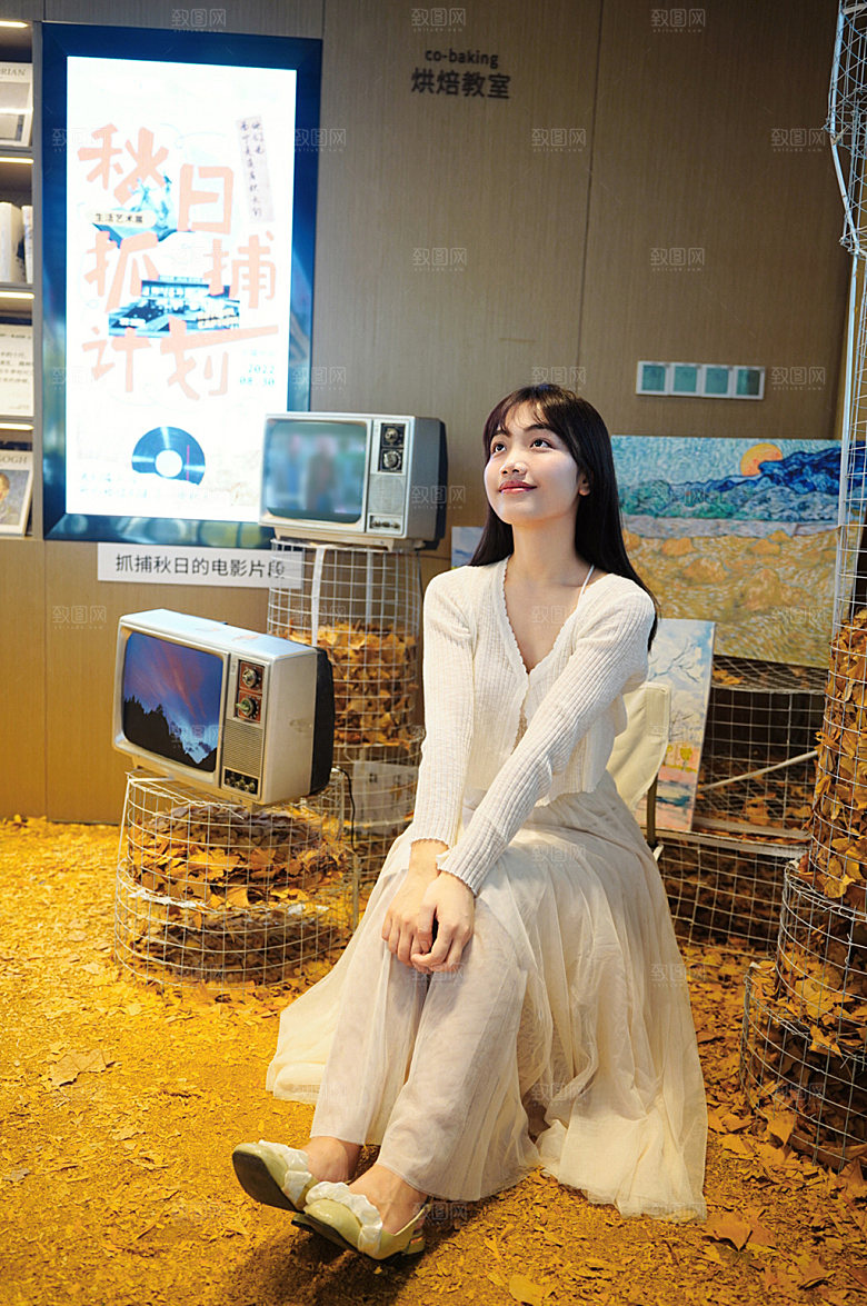 时尚秋季旅游女生人物宣传摄影图