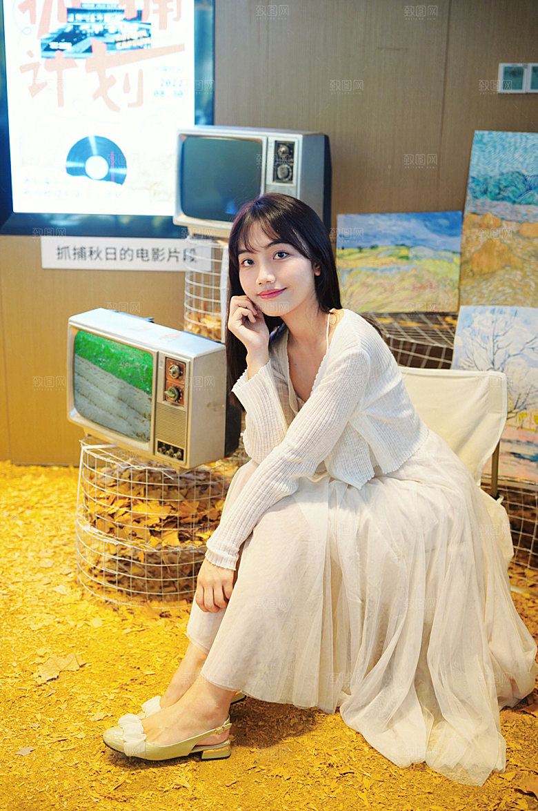 黄色秋季露营女生旅游人物摄影图图片