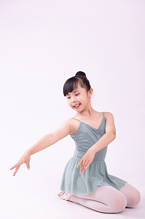 优雅跳舞的小女孩摄影图图片