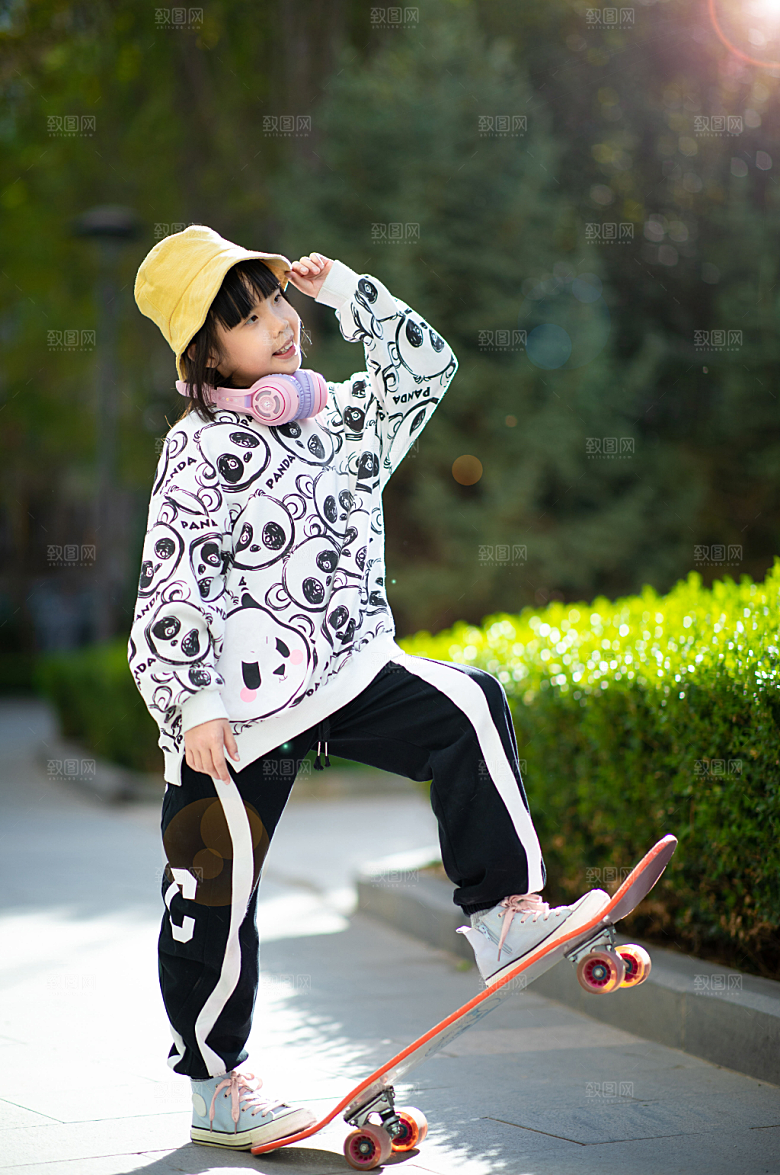 炫酷户外玩滑板的阳光小女孩