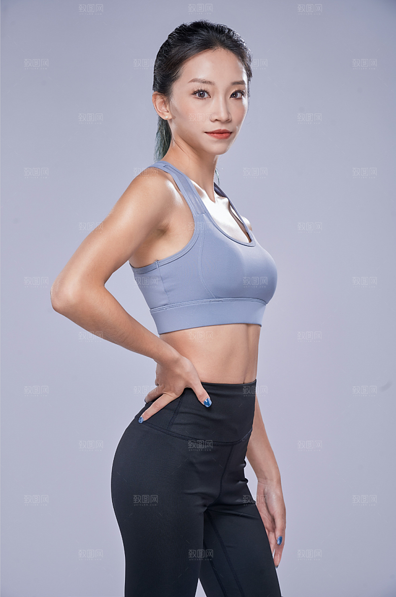 灰调健身房健身女运动摄影图片