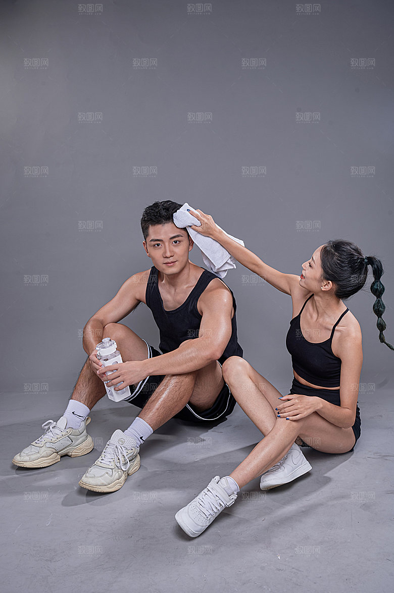大气男女健身休息精修摄影图照片