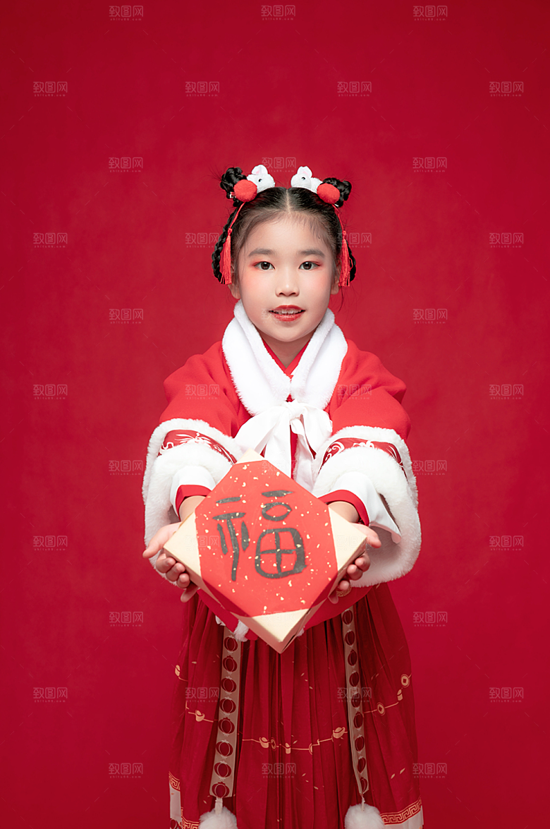 新年拜年手拿礼物汉服儿童人物摄影图片