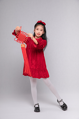 可爱小女孩手拿中国结春节新年任务摄影图