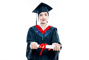 手拿毕业证书穿学士服的大学毕业生