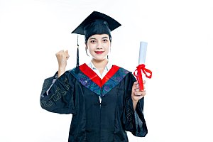 手拿毕业证书穿学士服的大学毕业生