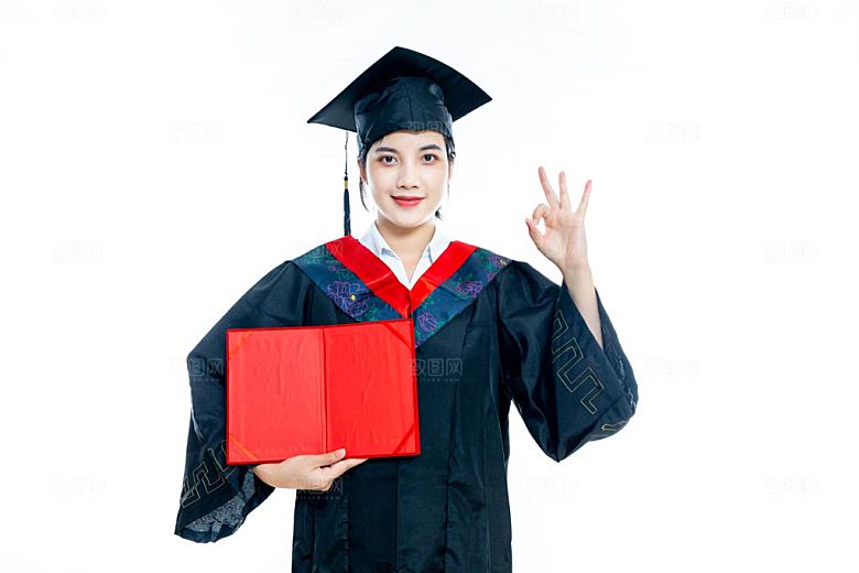 手拿毕业证书穿学士服的大学毕业生