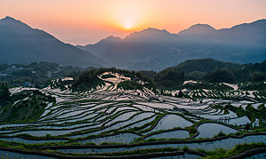 梯田日出景观风景图