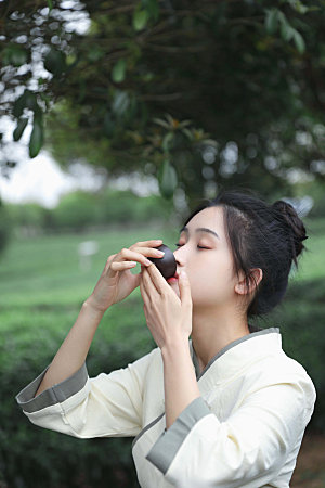 茶园少女饮茶摄影图