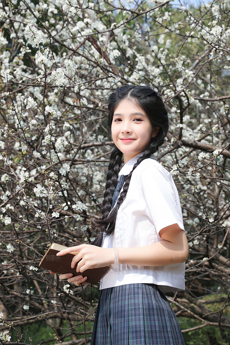 春季女生JK制服樱花摄影图