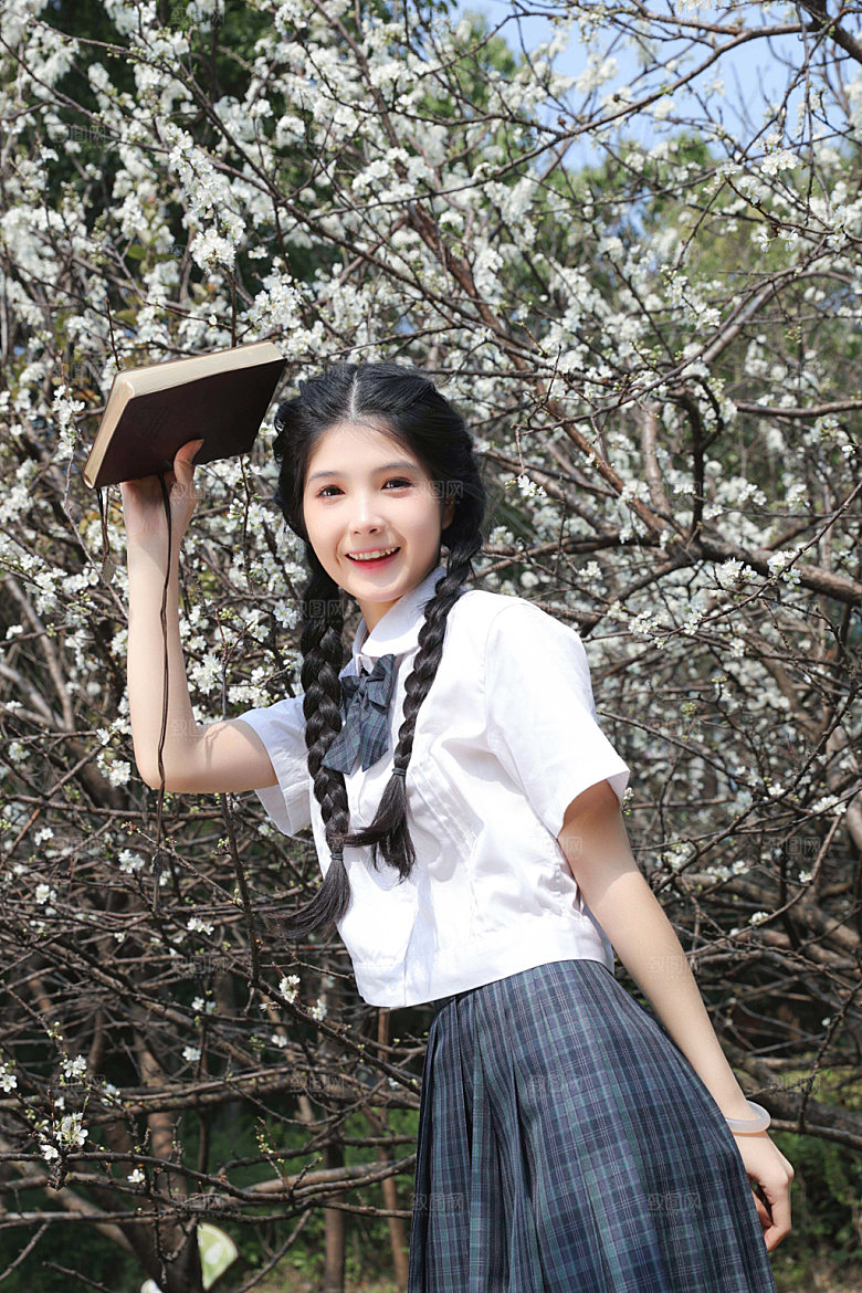 春季女孩JK制服樱花摄影图