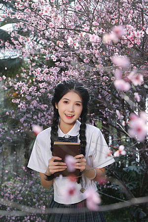 春季花卉女生JK制服摄影图