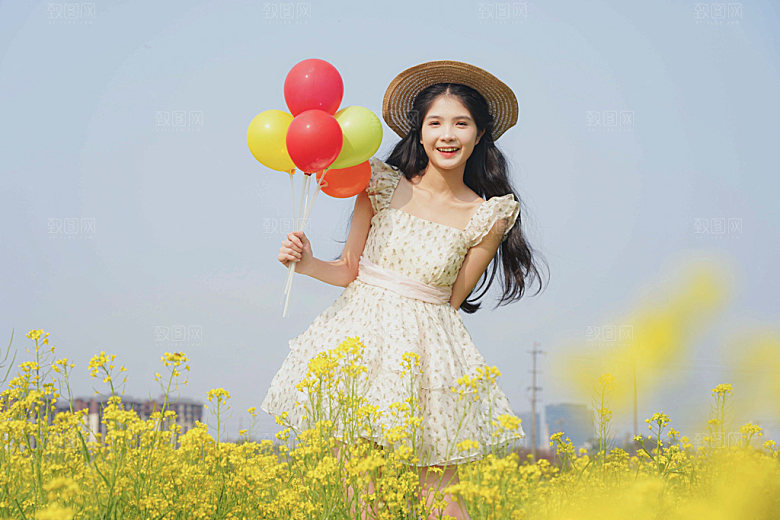 小清新少女拿气球摄影图