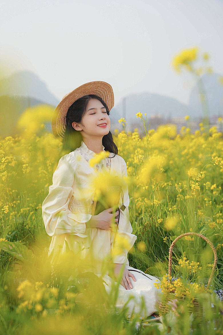 油菜花少女踏春摄影图