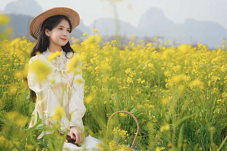 油菜花少女春游摄影图