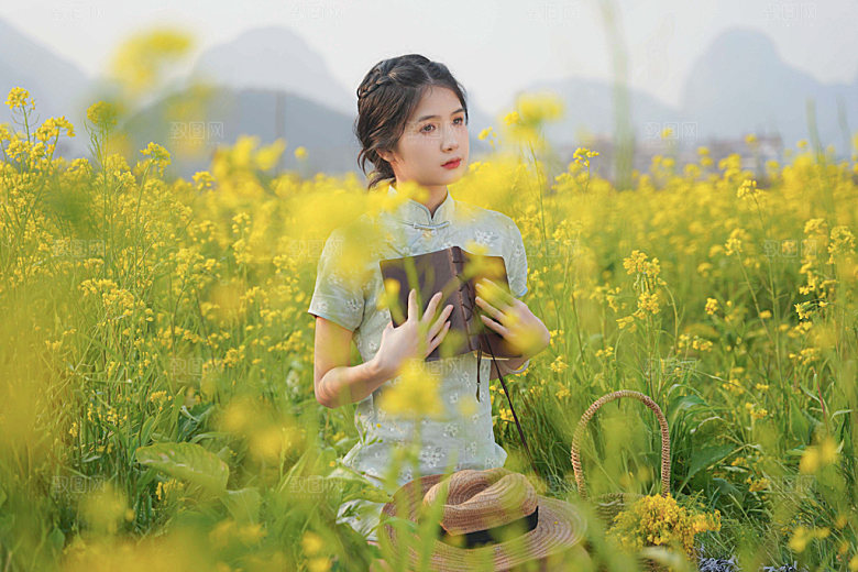 油菜花旗袍少女摄影图