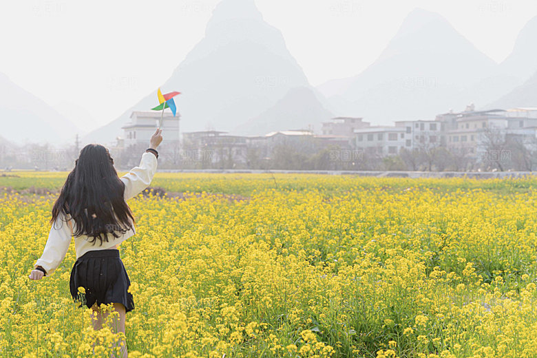 油菜花少女奔跑摄影图