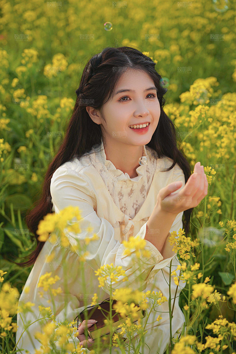 油菜花少女写真摄影图