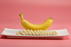 香蕉切片摆盘摄影图