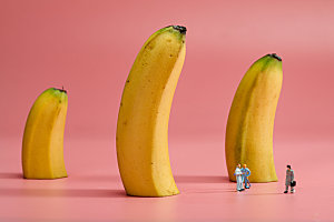 香蕉水果小人创意摄影图