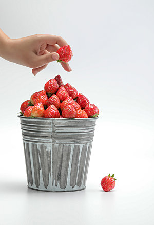 草莓水果创意静物摄影图