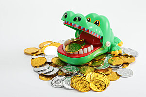 鳄鱼金融风险金币摄影图