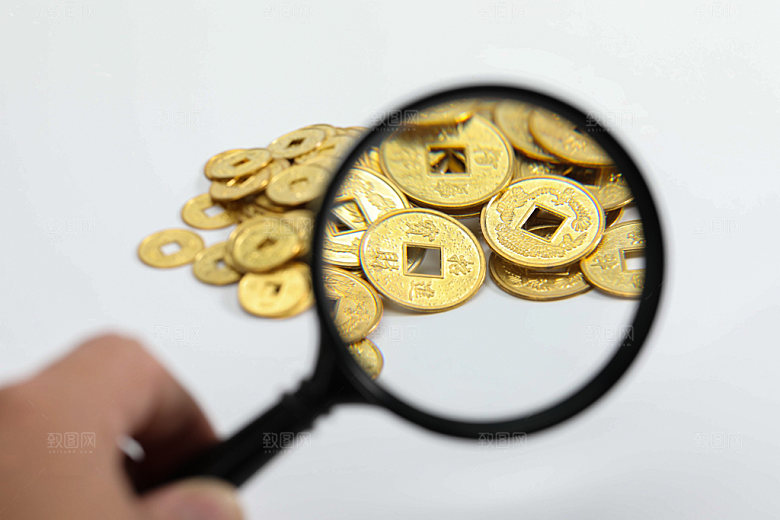 金币放大镜特写金融摄影图