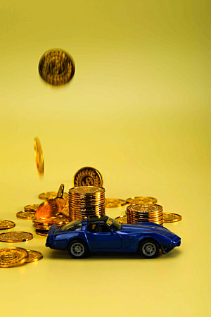 金币落下汽车金融创意摄影图