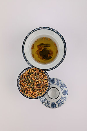 玄米茶茶杯泡茶摄影图