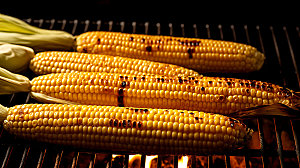 烤玉米美味烧烤摄影图