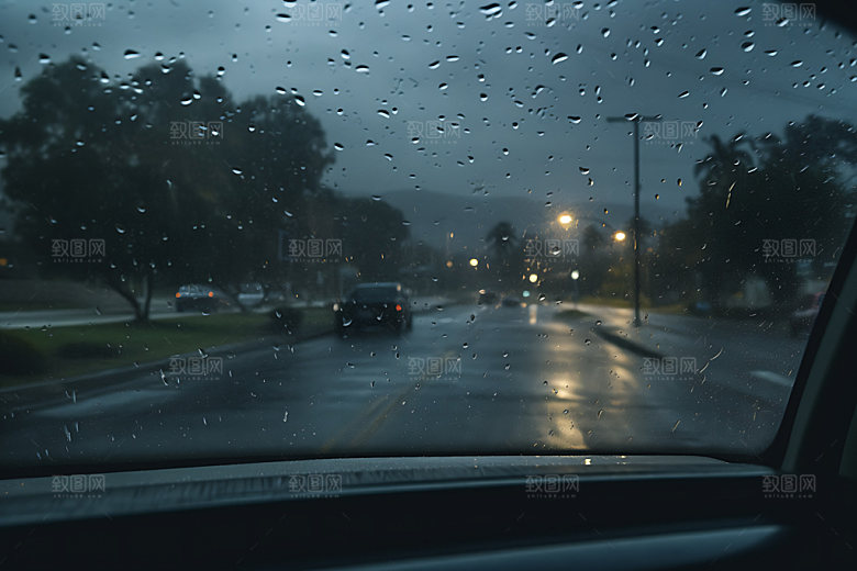 暴雨雨水乌云密布摄影图